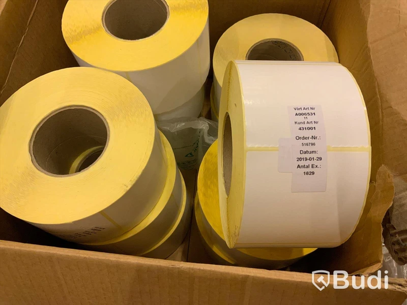 Pall med div etiketter till Zebra skrivare samt wax ribbon (färgband)