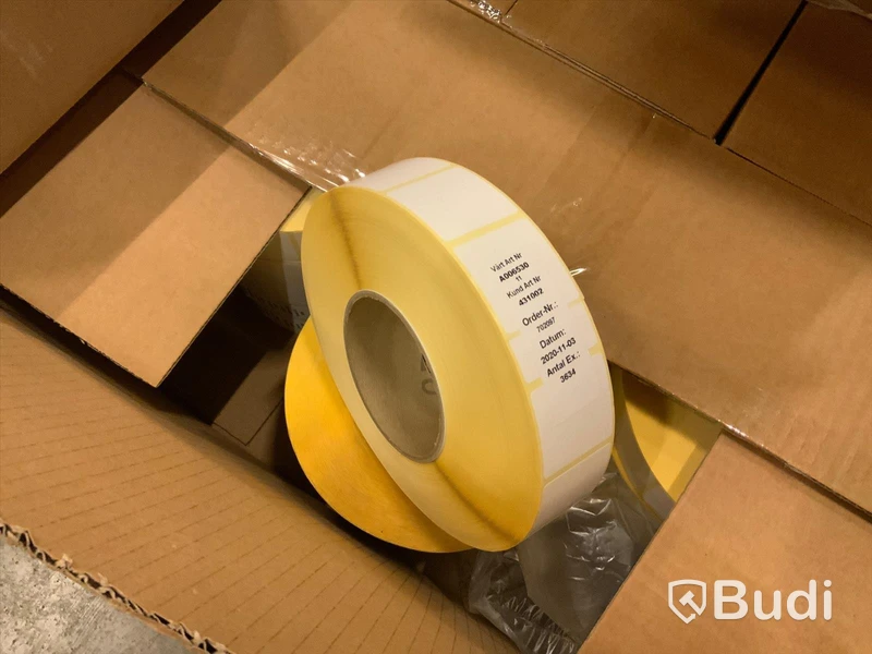 Pall med div etiketter till Zebra skrivare samt wax ribbon (färgband)