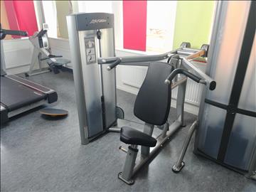 Axelpressmaskin Life Fitness, Viktmagasin upp till 91 KG