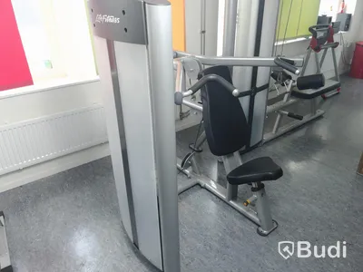 Axelpressmaskin Life Fitness, Viktmagasin upp till 91 KG