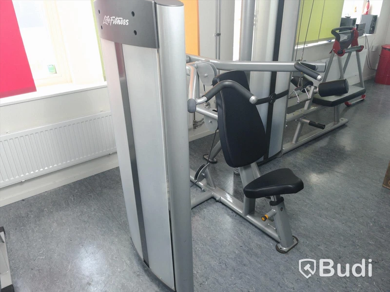 Axelpressmaskin Life Fitness, Viktmagasin upp till 91 KG