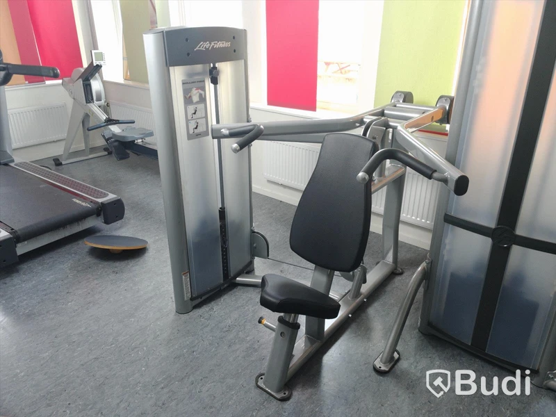 Axelpressmaskin Life Fitness, Viktmagasin upp till 91 KG