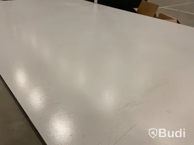 Höj- och sänkbart skrivbord