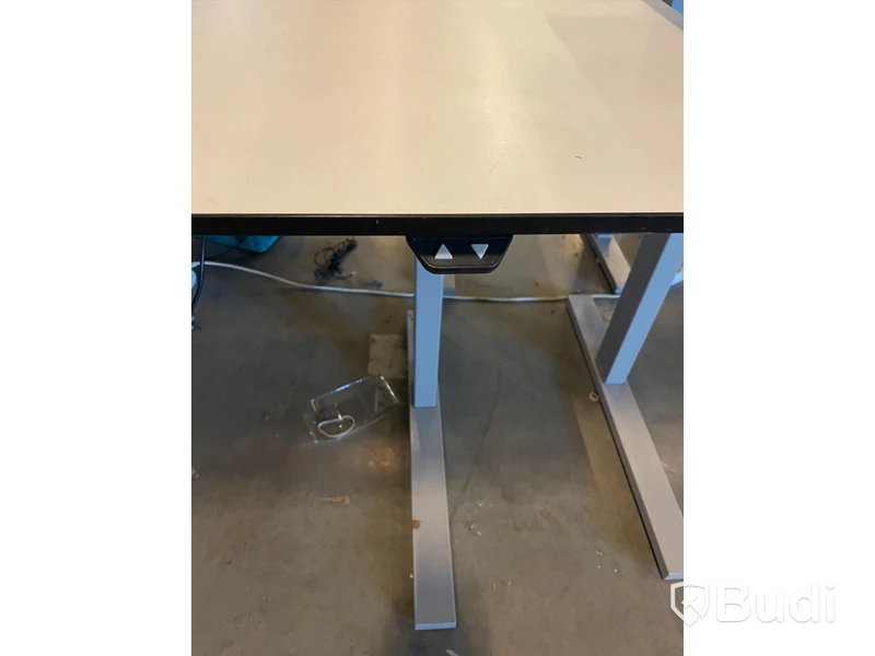 Skrivbord höj- och sänkbart