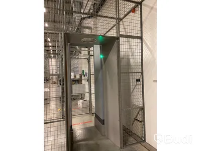 Gallerbur med gallerdörr