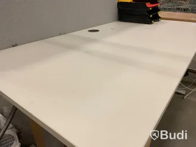Skrivbord höj- och sänkbart inklusive avdelare