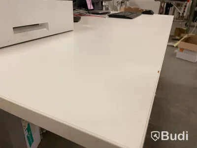 Skrivbord höj- och sänkbart inklusive avdelare