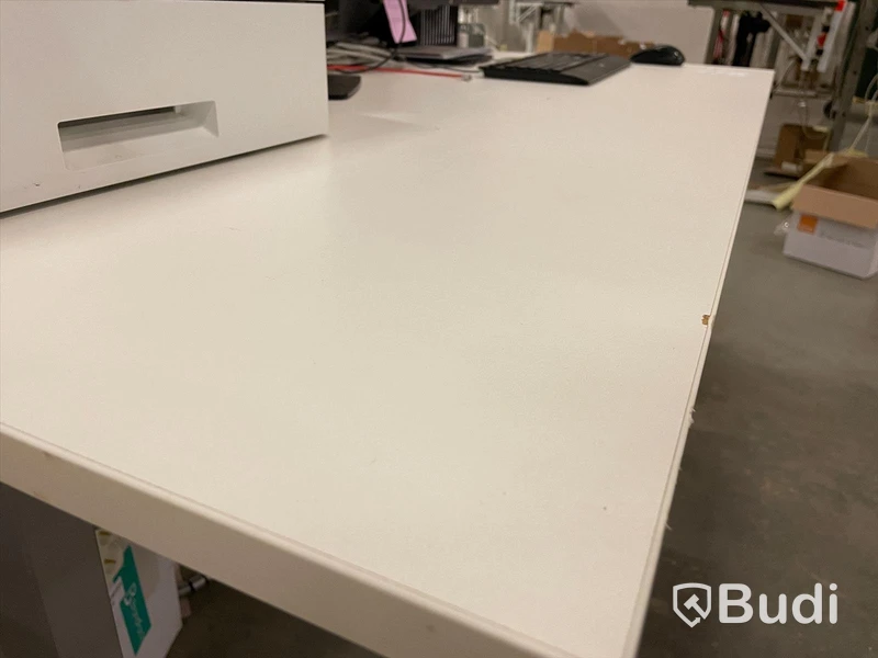 Skrivbord höj- och sänkbart inklusive avdelare