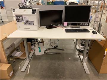 Skrivbord höj- och sänkbart inklusive avdelare