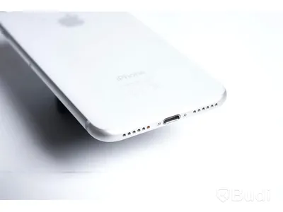iPhone 8 - 64 GB, 88 procent batterihälsa, liten skärm spricka samt smått repig.