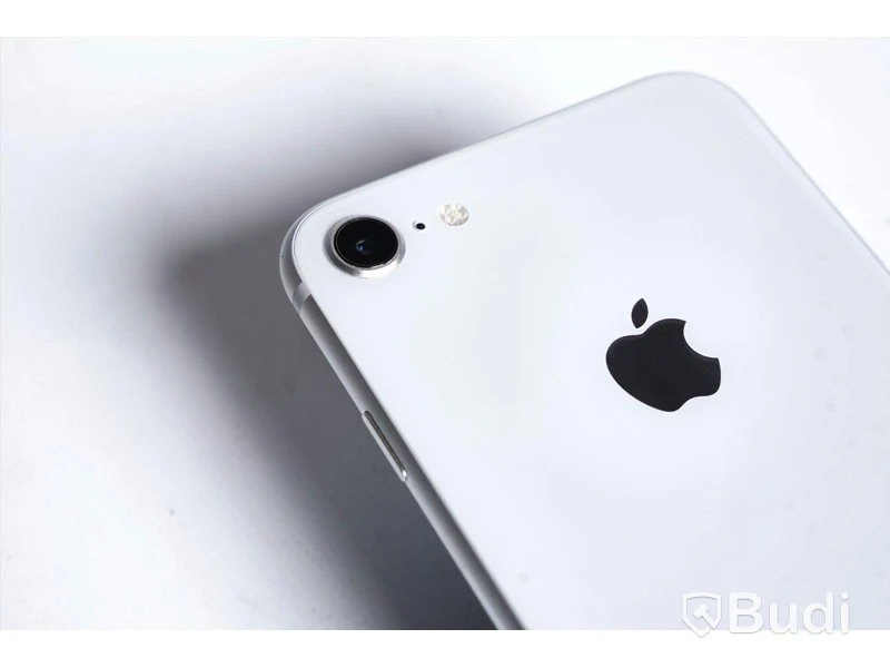 iPhone 8 - 64 GB, 88 procent batterihälsa, liten skärm spricka samt smått repig.