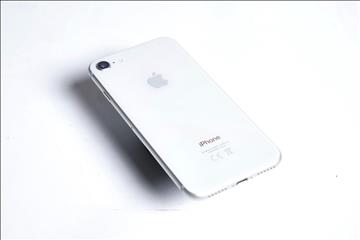  iPhone 8 - 64 GB, 88 procent batterihälsa, liten skärm spricka samt smått repig.