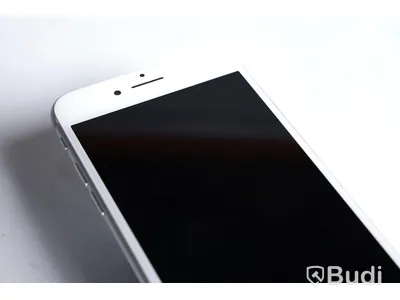 iPhone 8 - 64 GB, 88 procent batterihälsa, liten skärm spricka samt smått repig.