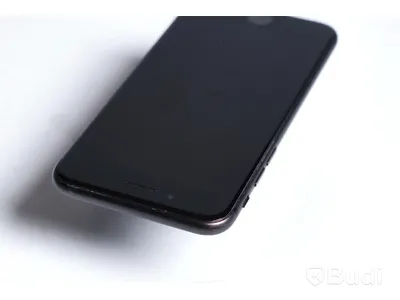 iPhone 8 - 64 GB, 92 procent batterihälsa, smått repig på framsida skärm.