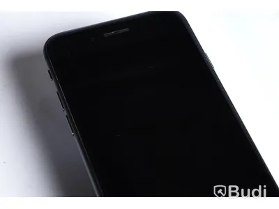 iPhone 8 - 64 GB, 90 procent batterihälsa, små repor på framsida skärm.