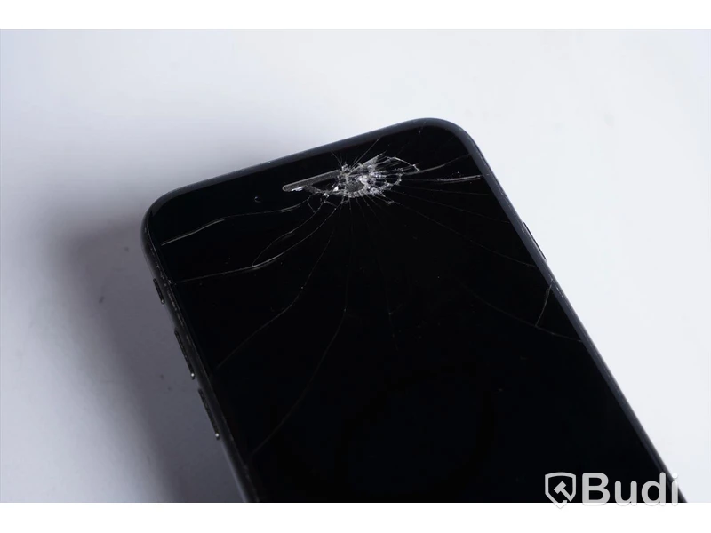 iPhone 8 - 256 GB, 97 procent batterihälsa, sprucken framsida samt repor.