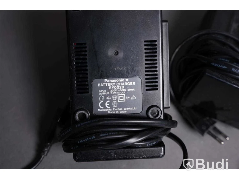 Batteriladdare - 3 st. EY0020, Panasonic och 5 st. batterier (varav 1 synbart skadad).