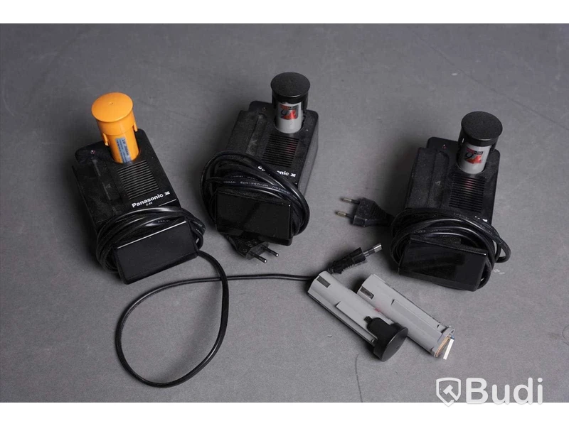 Batteriladdare - 3 st. EY0020, Panasonic och 5 st. batterier (varav 1 synbart skadad).