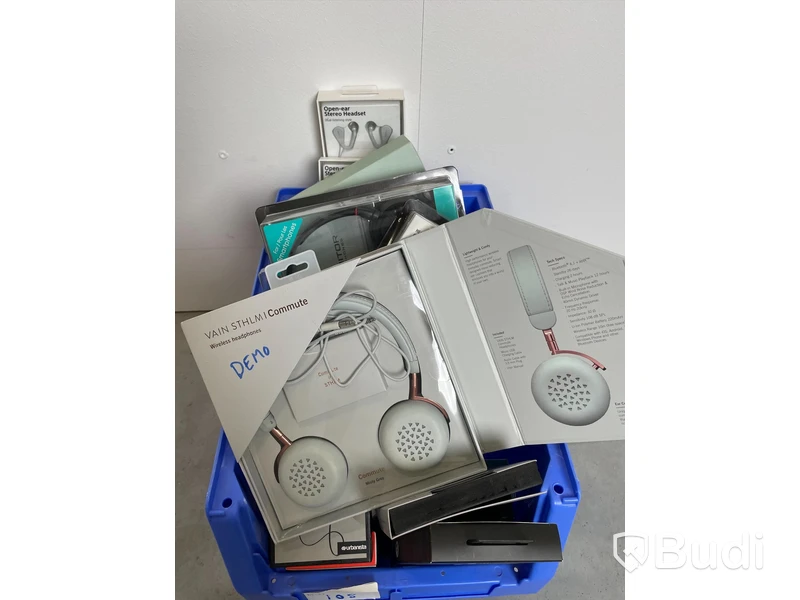 Hörlurar, högtalare, powerbank - ca 15 st, blandade varumärken (Urbanista, Mophine, Jabra, Ercko, etc). Returer/reklamationer, ej funktionstestade.