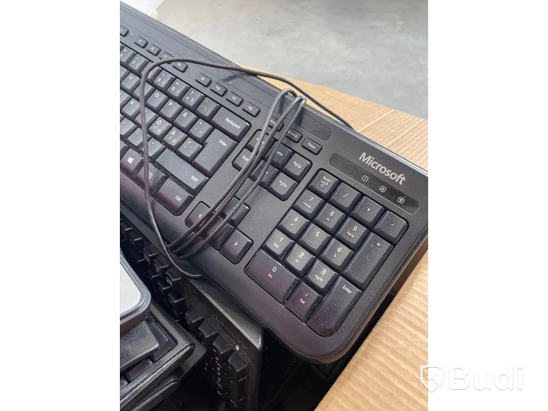 Tangentbord -  ca 40 st, blandade märken (Logitec, Microsoft, HP). Bruksskick, ej funktionstestade.
