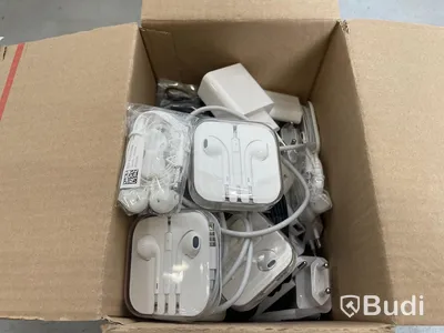 Mobiltillbehör - ca 40 st, hörlurar, usb-sladd, usb-minne, strömadapter, Apple och Samsung. Nyskick, ej funktionstestad.