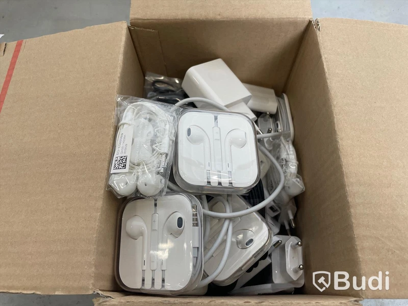Mobiltillbehör - ca 40 st, hörlurar, usb-sladd, usb-minne, strömadapter, Apple och Samsung. Nyskick, ej funktionstestad.