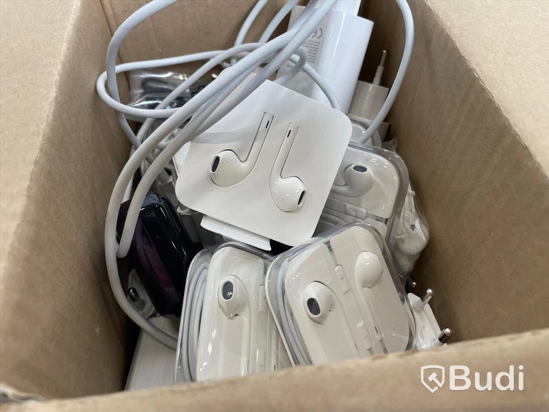 Mobiltillbehör - ca 40 st, hörlurar, usb-sladd, usb-minne, strömadapter, Apple och Samsung. Nyskick, ej funktionstestad.