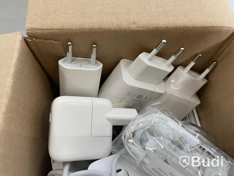Mobiltillbehör - ca 40 st, hörlurar, usb-sladd, usb-minne, strömadapter, Apple och Samsung. Nyskick, ej funktionstestad.