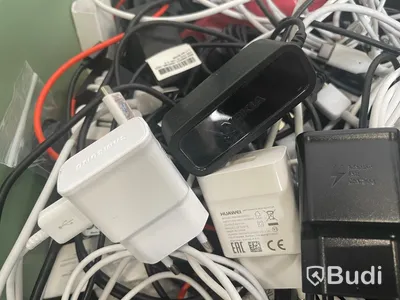 Tillbehörspaket - 9 lådor, dator- och mobiltillbehör, blandade varumärken. Varierat skick (nytt och bruksskick), ej funktionstestad.