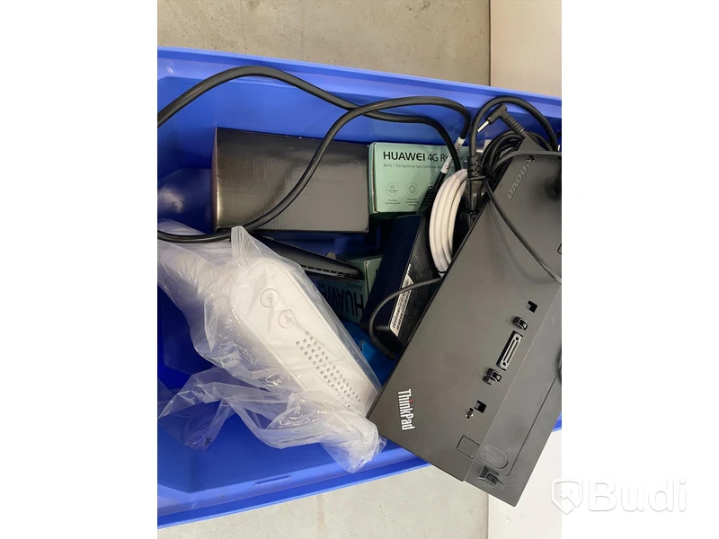 Tillbehörspaket - 7 lådor, TV-, dator- och mobiltillbehör (sladdar, routers, TV-boxar etc). Blandade märken, varierat skick, ej funktionstestad.