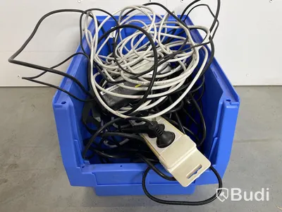 Tillbehörspaket - 7 lådor, TV-, dator- och mobiltillbehör (sladdar, routers, TV-boxar etc). Blandade märken, varierat skick, ej funktionstestad.