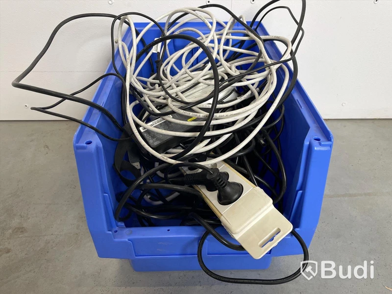 Tillbehörspaket - 7 lådor, TV-, dator- och mobiltillbehör (sladdar, routers, TV-boxar etc). Blandade märken, varierat skick, ej funktionstestad.