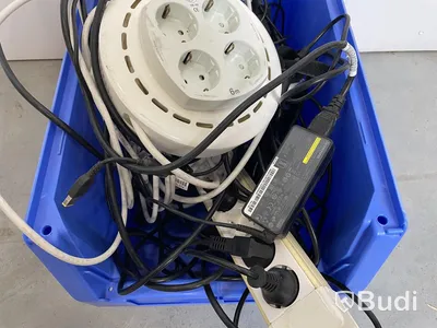 Tillbehörspaket - 7 lådor, TV-, dator- och mobiltillbehör (sladdar, routers, TV-boxar etc). Blandade märken, varierat skick, ej funktionstestad.