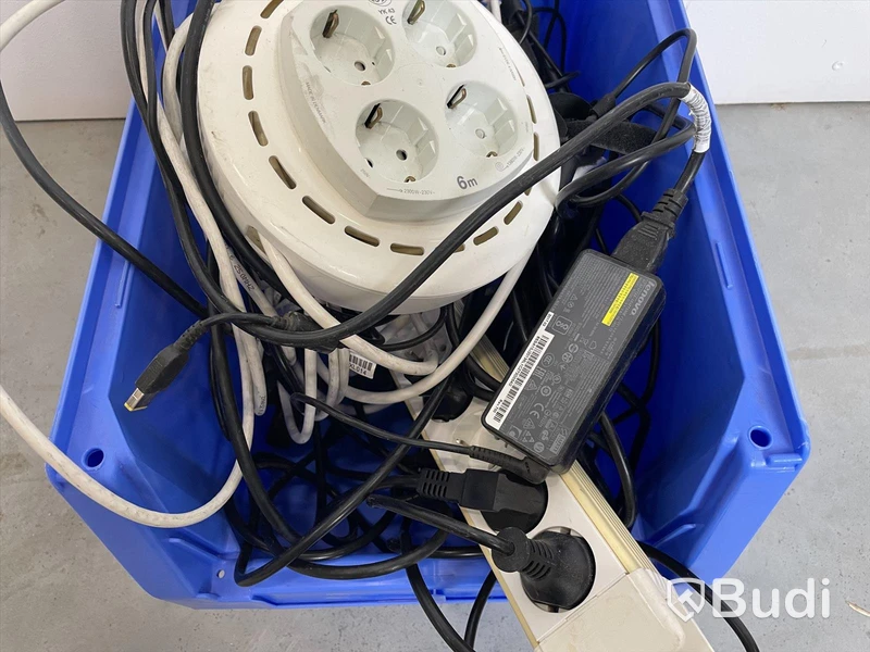 Tillbehörspaket - 7 lådor, TV-, dator- och mobiltillbehör (sladdar, routers, TV-boxar etc). Blandade märken, varierat skick, ej funktionstestad.