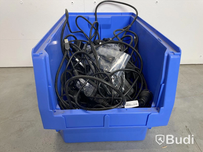 Tillbehörspaket - 7 lådor, TV-, dator- och mobiltillbehör (sladdar, routers, TV-boxar etc). Blandade märken, varierat skick, ej funktionstestad.