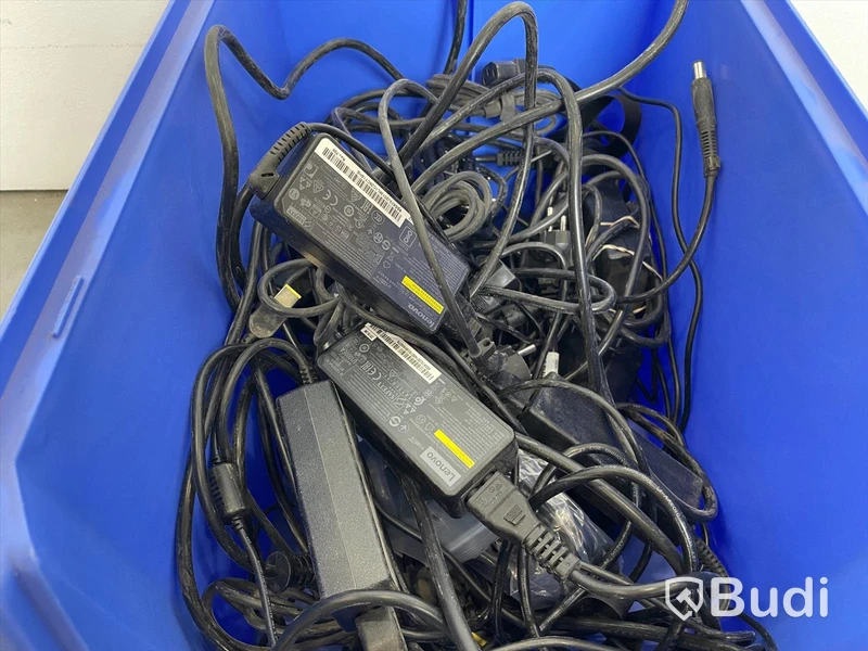 Tillbehörspaket - 7 lådor, TV-, dator- och mobiltillbehör (sladdar, routers, TV-boxar etc). Blandade märken, varierat skick, ej funktionstestad.