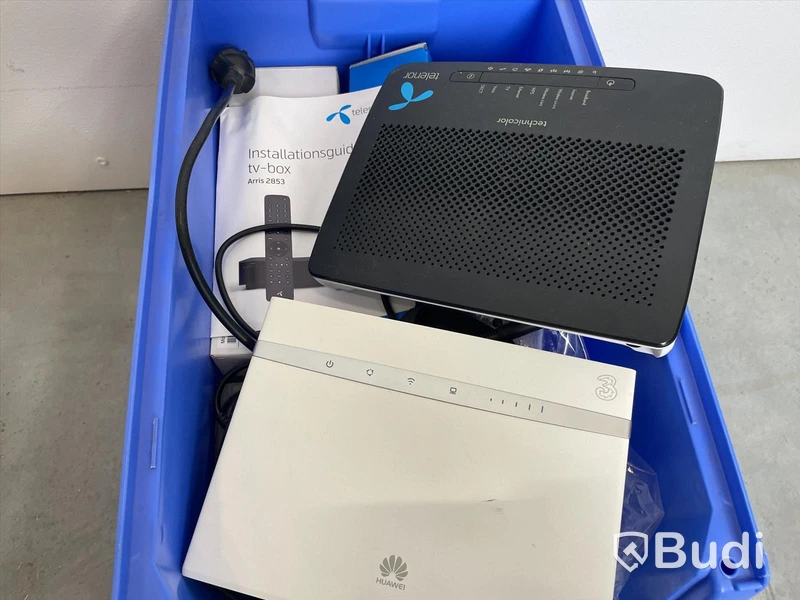Tillbehörspaket - 7 lådor, TV-, dator- och mobiltillbehör (sladdar, routers, TV-boxar etc). Blandade märken, varierat skick, ej funktionstestad.