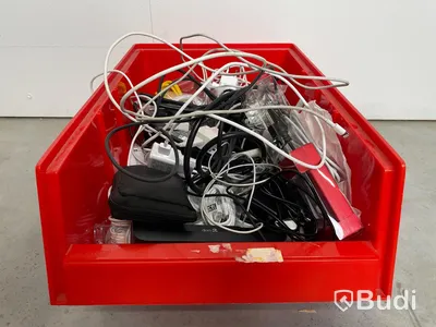 Tillbehörspaket - 7 lådor, TV-, dator- och mobiltillbehör (sladdar, routers, TV-boxar etc). Blandade märken, varierat skick, ej funktionstestad.