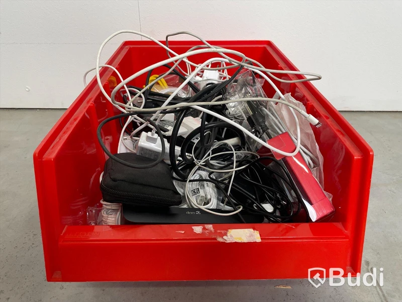 Tillbehörspaket - 7 lådor, TV-, dator- och mobiltillbehör (sladdar, routers, TV-boxar etc). Blandade märken, varierat skick, ej funktionstestad.