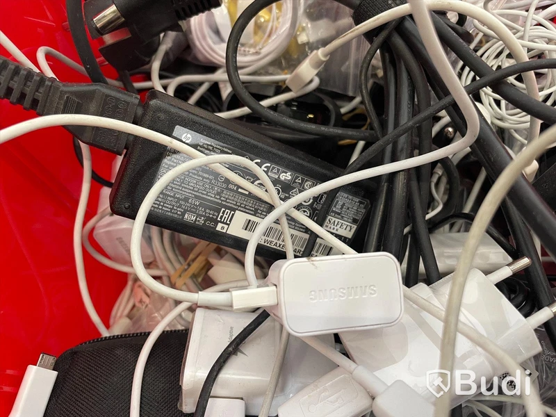 Tillbehörspaket - 7 lådor, TV-, dator- och mobiltillbehör (sladdar, routers, TV-boxar etc). Blandade märken, varierat skick, ej funktionstestad.