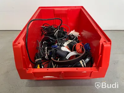 Tillbehörspaket - 7 lådor, TV-, dator- och mobiltillbehör (sladdar, routers, TV-boxar etc). Blandade märken, varierat skick, ej funktionstestad.