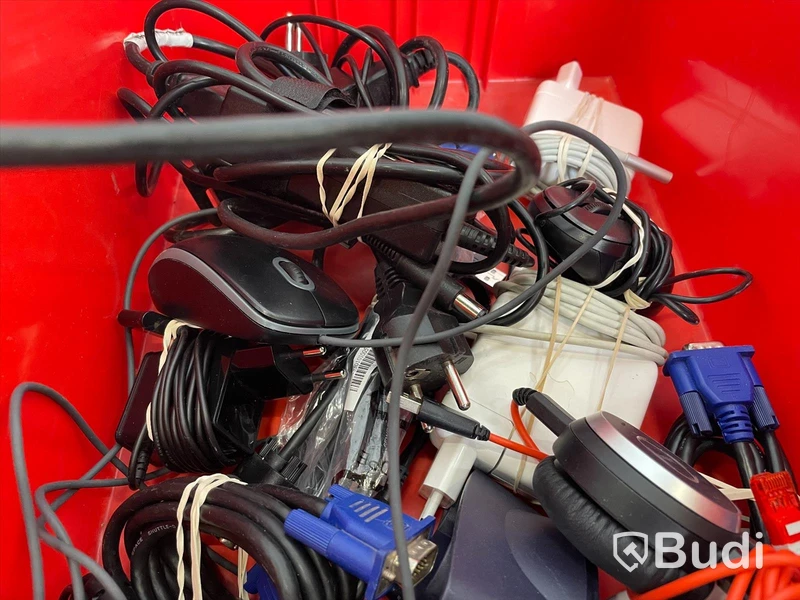 Tillbehörspaket - 7 lådor, TV-, dator- och mobiltillbehör (sladdar, routers, TV-boxar etc). Blandade märken, varierat skick, ej funktionstestad.