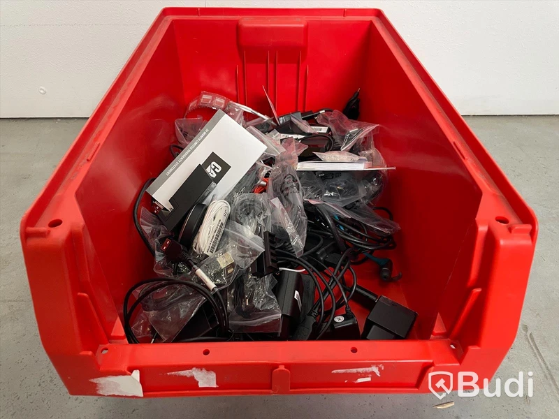 Tillbehörspaket - 7 lådor, TV-, dator- och mobiltillbehör (sladdar, routers, TV-boxar etc). Blandade märken, varierat skick, ej funktionstestad.
