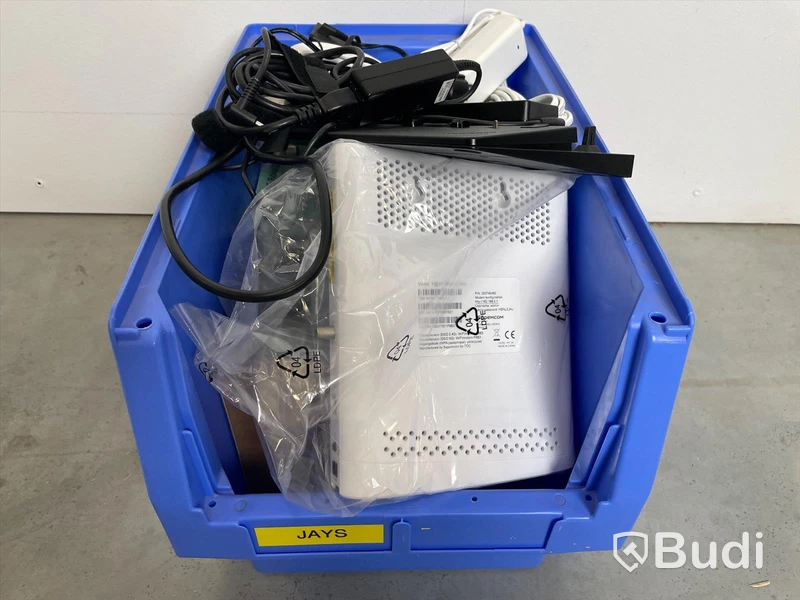 Tillbehörspaket - 7 lådor, TV-, dator- och mobiltillbehör (sladdar, routers, TV-boxar etc). Blandade märken, varierat skick, ej funktionstestad.