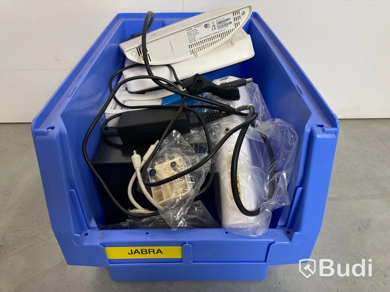 Tillbehörspaket - 7 lådor, TV-, dator- och mobiltillbehör (sladdar, routers, TV-boxar etc). Blandade märken, varierat skick, ej funktionstestad.