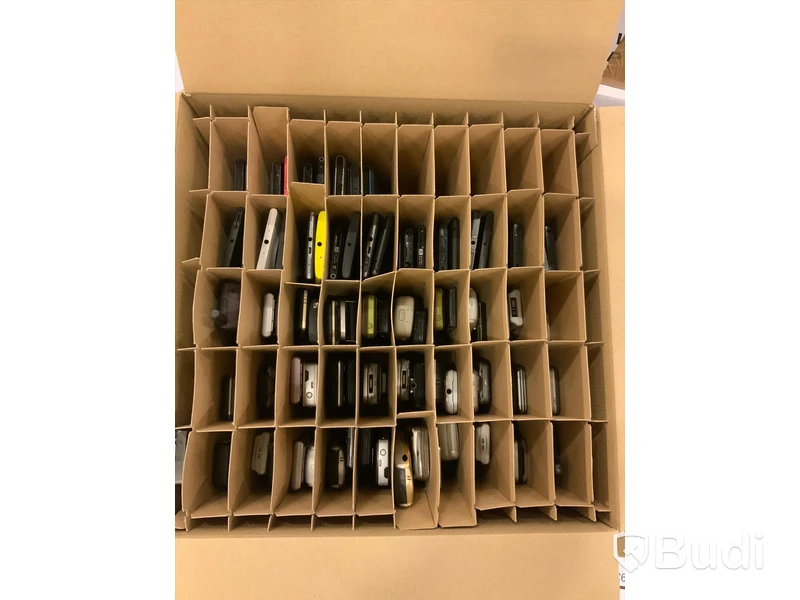 2 Pall med reklamationer mobiltelefoner. OBS! Troligen defekta. Osäkert skick.