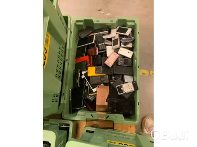 1 Pall med reklamationer mobiltelefoner och surfplattor. OBS! Troligen defekta. Osäkert skick.