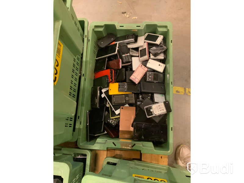 1 Pall med reklamationer mobiltelefoner och surfplattor. OBS! Troligen defekta. Osäkert skick.