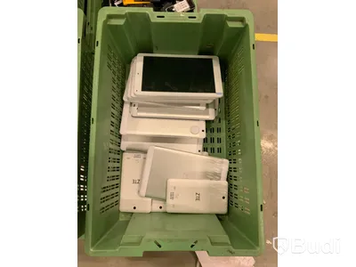 1 Pall med reklamationer mobiltelefoner och surfplattor. OBS! Troligen defekta. Osäkert skick.