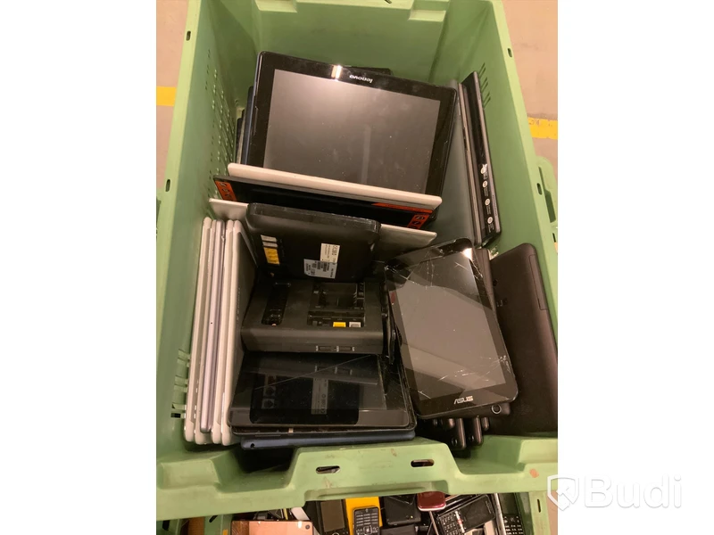 1 Pall med reklamationer mobiltelefoner och surfplattor. OBS! Troligen defekta. Osäkert skick.